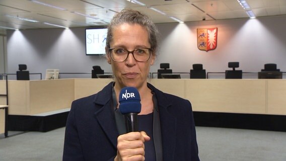 NDR-Reporterin Corinna Below steht für ein Aufsager nach einem Stutthof-Prozesstag vor der Kamera © NDR Foto: NDR Screenshot