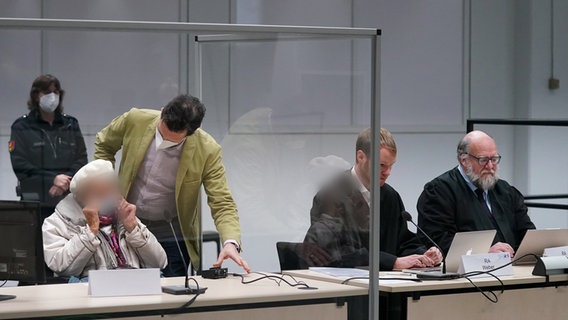 Die Angeklagte Irmgard F. wird zu Beginn des Prozesstages in den Sitzungssaal gebracht. Neben ihr sitzen ihre Anwälte Niklas Weber und Wolf Molkentin. © Marcus Brandt/dpa-pool/dpa Foto: Marcus Brandt