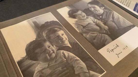 Zwei Bilder auf einem Tisch. Auf dem einen Josef und Michael Salomonovic und auf dem anderen der kleine Josef mit seiner Mutter Dora. © NDR Foto: Corinna Below