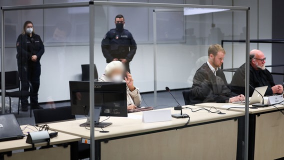 Die Angeklagte Irmgard F. sitzt zu Beginn des Prozesstages im Sitzungssaal. © dpa-Bildfunk Foto: Christian Charisius