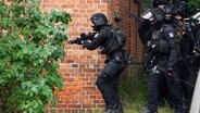 Auf der Suche nach einer Vermissten durchsucht eine Sondereinheit der Polizei im Kieler Stadtteil Holtenau leer stehende Gebäude auf dem Gelände des ehemaligen Marinefliegergeschwaders 5. © picture alliance/dpa | Marcus Brandt 