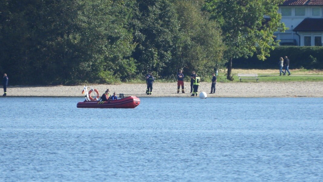 Ein Schlauchboot fährt auf einem See.