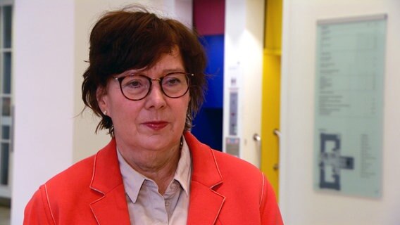 Sabine Sütterlin-Waack, Innenministerin von Schleswig-Holstein, steht im Foyer des Landtags und blickt in die Kamera. © NDR 