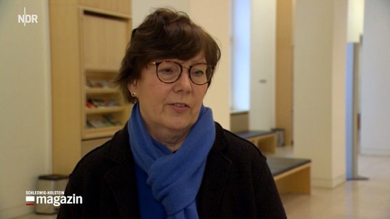 Sabine Sütterlin-Waack, Innenministerin von Schleswig-Holstein, steht im Foyer des Landtags und gibt ein Interview. © NDR 