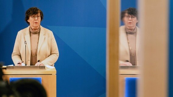 Innenministerin Sabine Sütterlin-Waack (CDU) spricht auf einer Pressekonferenz. © dpa-Bildfunk Foto: Frank Molter