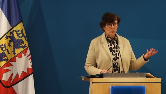 Die schleswig-holsteinische Innenministerin Sabine Sütterlin-Waack bei einer Pressekonferenz am Rednerpult. Die schleswig-holsteinische Innenministerin Sabine Sütterlin-Waack bei einer Pressekonferenz am Rednerpult. © Christopher Gaube Foto: Christopher Gaube