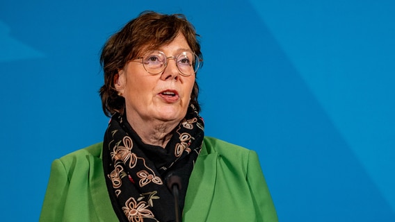 Sabine Sütterlin-Waack (CDU), Ministerin für Inneres, Kommunales, Wohnen und Sport des Landes Schleswig-Holstein, spricht bei einer Pressekonferenz. © Picture Alliance Foto: Axel Heimken