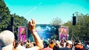 Viele Menschen stehen bei einem Konzert vor einer Bühne © Kulturakademie 