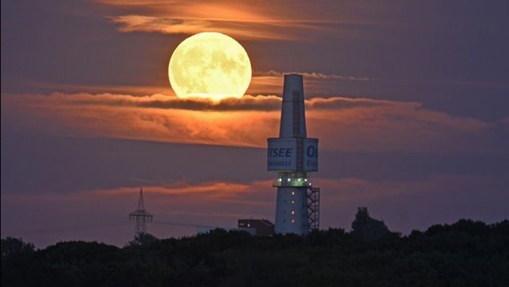 Ein großer Mond steht über dem Turm in Klaustorf. © Jörg Bochnik Foto: Jörg Bochnik