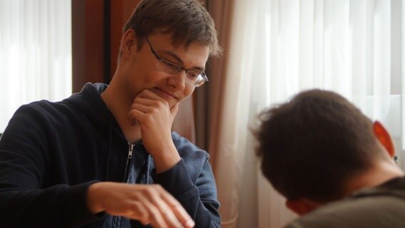 Schachspieler Frederik Svane schaut auf das Spielbrett während einer Partie mit seinem Gegner. © Frank Hoppe Foto: Frank Hoppe