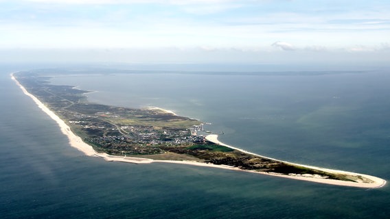 Eine Luftaufnahme zeigt die Südspitze der Nordsee-Insel Sylt. (Archiv, 27.05.2014) © dpa-Bildfunk Foto: Carsten Rehder/dpa-Bildfunk