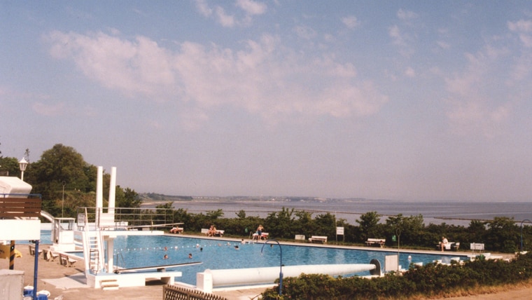 Eine historische Aufnahme des Keitum Schwimmbades auf Sylt aus dem Jahr 1989. © Sylter Archiv Foto: Sylter Archiv