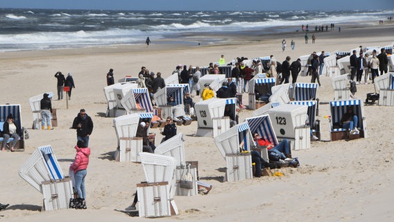 Menschen und Strandkörbe am Strand von Kampen auf Sylt © dpa-Bildfunk Foto: Lea Pischel