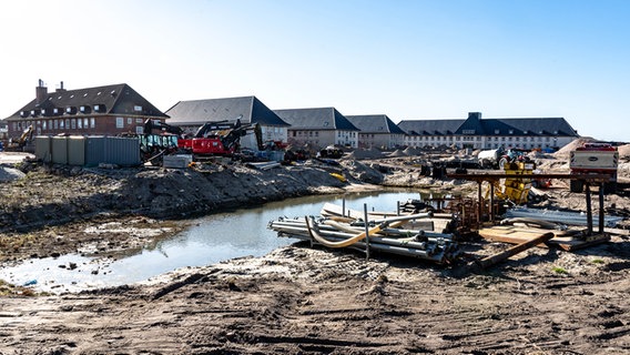 Die Sonne scheint auf die Baustelle des Dünenparks auf Sylt.  Foto: Axel Heimken