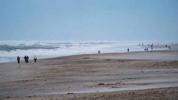 Hohe Wellen am Strand von Westerland. © dpa Foto: Axel Heimken