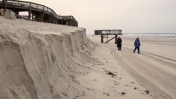Nach dem Sturmtief "Zeynep" fehlt jede Menge Sand am Strand auf Sylt. © NDR 