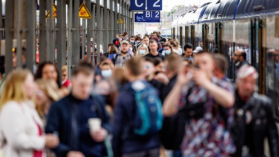 Bahnreisende verlassen einen Zug, der den Bahnhof von Westerland auf Sylt erreicht hat. © dpa-Bildfunk Foto: Axel Heimken