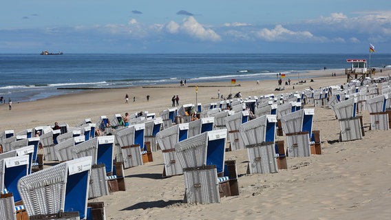 Strandkörbe stehen bei Sonnenschein am Strand von Westerland. © picture alliance/dpa | Foto: Bodo Marks