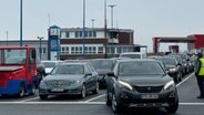 Vor dem Syltshuttle in Niebüll staut sich der Verkehr. © NDR Foto: Tobias Gellert