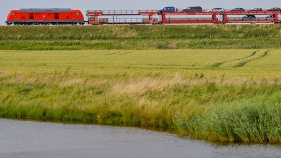 Klanxbüll: Der Sylt-Shuttle, mit dem von der Deutschen Bahn Autos vom Festland nach Westerland auf Sylt transportiert werden. © dpa-Bildfunk Foto: Axel Heimken
