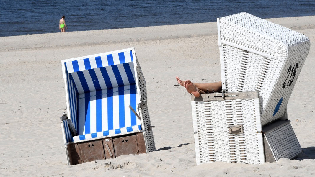 Sylt: Eine Frau sitzt in einem Strandkorb.