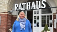 Tina Haltermann (parteilos) steht vor dem Rathaus in Westerland (Sylt). © picture alliance/dpa Foto: Lea Albert