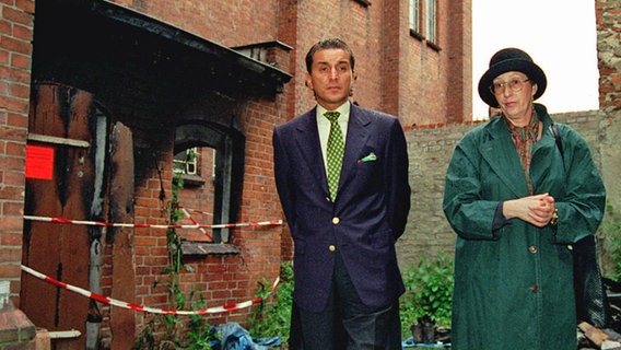 Die schleswig-holsteinische Ministerpräsidentin Heide Simonis und Michel Friedman vom Zentralrat der Juden nach dem zweiten Brandanschlag auf die Lübecker Synagoge in der Nacht zum 07.05.1995. Die schleswig-holsteinische Ministerpräsidentin Heide Simonis und Michel Friedman vom Zentralrat der Juden nach dem zweiten Brandanschlag auf die Lübecker Synagoge in der Nacht zum 07.05.1995. © Picture-Alliance/dpa Foto: Carsten Rehder