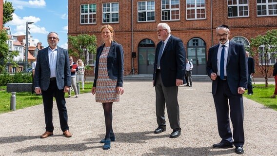 Kulturministerin Karin Prien steht zusammen mit Vertretern des jüdischen Lebens in Schleswig-Holstein vor der fertig sanierten Synagoge in Lübeck. © Imago Images Foto: penofoto