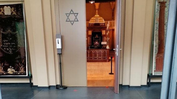 Ein geöffneter Inneneingang einer jüdischen Synagoge. © NDR Foto: Mechthild Mäsker