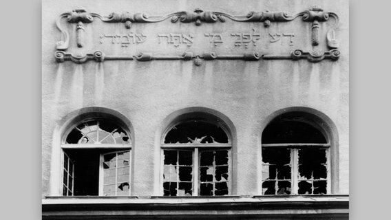 Eine historische Aufnahme zeigt die zerstörten Fenster der Kieler Synagoge nach der Pogromnacht aus der Fotosammlung des Stadtarchivs Kiel. © picture alliance/dpa/Stadtarchiv kiel 