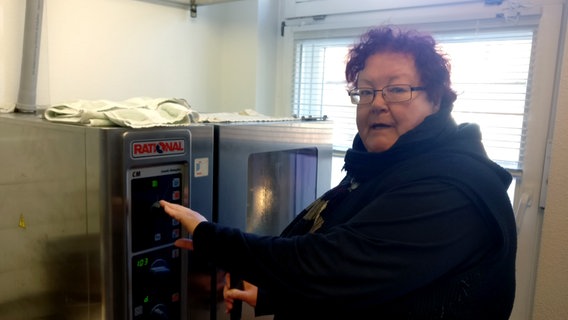 Anke Höft bedient den Dampfgarer bei der Rendsburger Tafel. Anke Höft bedient den Dampfgarer bei der Rendsburger Tafel. © NDR Foto: Frank Hajasch