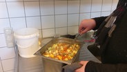 Klößchen-Suppe in einem Metall-Container - ein Gericht bei der Rendsburger Tafel. © NDR Foto: Frank Hajasch