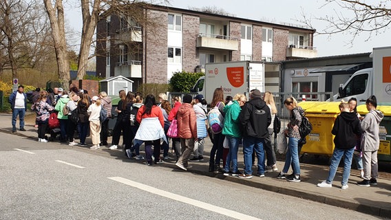 Eine Warteschlange steht vor der Tafel und wartet auf die Essensausgabe. © NDR Foto: NDR