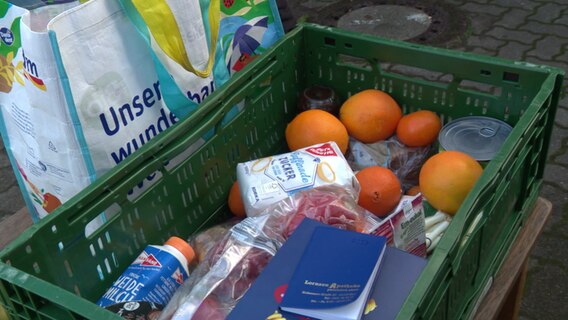 Ein Korb der Tafel mit Lebensmitteln, wie Zucker, Milch, Obst und Gemüse. © NDR 