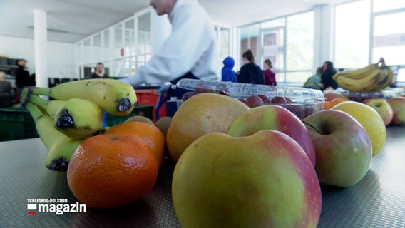 Obst liegt ausgebreitet bei einer Tafel. © NDR 