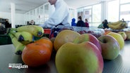 Obst liegt ausgebreitet bei einer Tafel. © NDR 