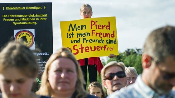 Demonstration gegen Einführung einer Pferdesteuer in Tangstedt. © dpa Foto: Christina Sabrowsky