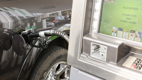 Dänemark, Kruså: Ein Auto aus Deutschland wird an einer dänischen Tankstelle betankt.  Foto: Frank Molter