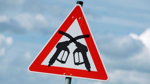 Ein Symbolfoto zeigt ein Warnschild mit zwei Tanksäulenpistolen.  Foto: Wolfgang Maria Weber