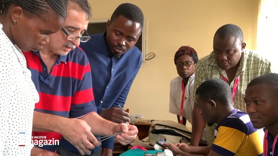 Ein OP-Fachhelfer aus Deutschland zeigt Kollegen in Tansania den Umgang mit medizinischem Equipment. © NDR 