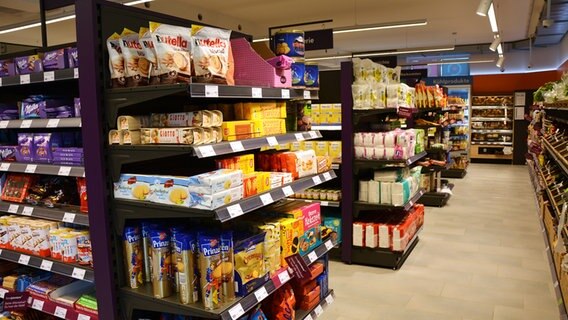 Lebensmittel stehen in Supermarkt-Regalen. © NDR Foto: Denise Klein