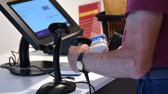 Eine Kundin scannt ihre Lebensmittel-Einkäufe ein. © NDR Foto: Denise Klein