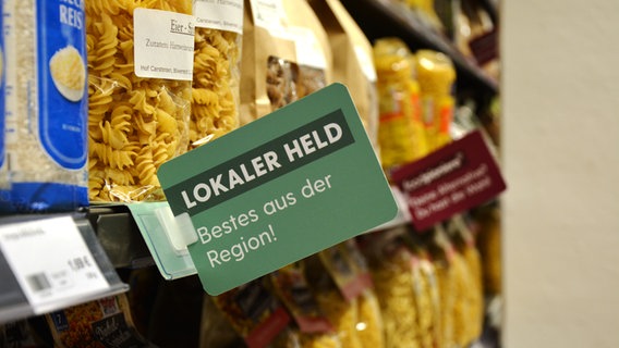 Nudelprodukte aus der Region stehen im Regal. © NDR Foto: Denise Klein