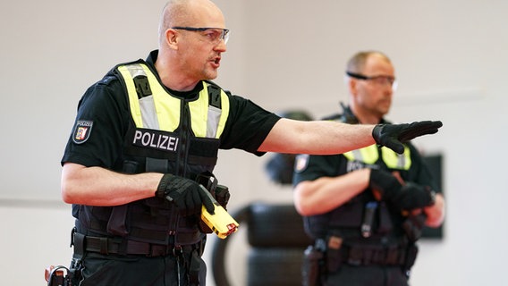 Mit 50.000 Volt gegen Angreifer: Kieler Polizei bekommt Taser