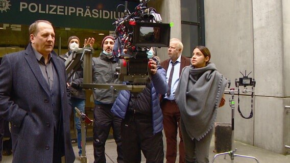 Dreharbeiten zum neuen Tatort aus Kiel mit Regisseur Ilker Çatak (Bildmitte). © NDR 