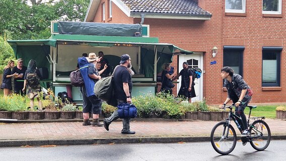 Viele Menschen stehen bei den Dreharbeiten für den neuen Tatort in Wacken am Filmset © NDR/Oliver Kring Foto: Oliver Kring