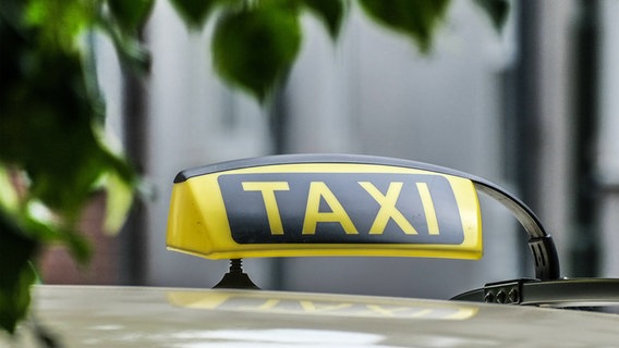 Ein Taxischild auf einem Auto © Imago Images Foto: Michael Gstettenbauer