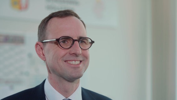 Der Digitalisierungsminister Dirk Schrödter (CDU) steht in seinem Büro in Kiel. Der Digitalisierungsminister Dirk Schrödter (CDU) steht in seinem Büro in Kiel. © NDR