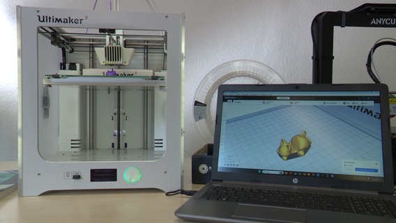 Ein 3D-Drucker erstellt eine Handyhalterung in Form einer Katze. Ein 3D-Drucker erstellt eine Handyhalterung in Form einer Katze. © NDR