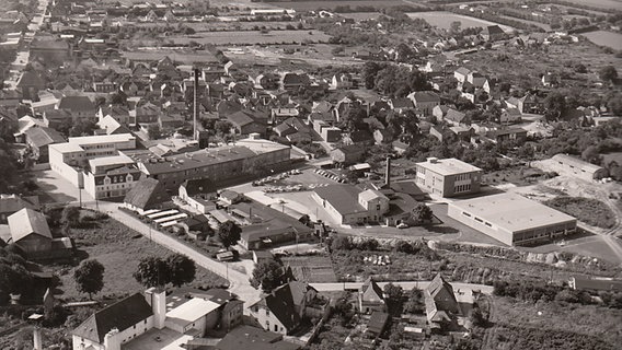 Eine alte Schwarz-weiß-Luftaufnahme des Werksgeländes © Lutz Bertram Foto: Lutz Bertram